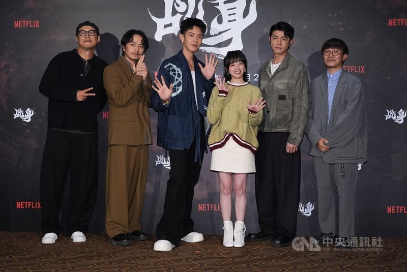 奇幻民俗動作影集「乩身」10日舉行宣傳記者會，導演管偉傑（左起）和演員楊銘威、柯震東、陳姸霏、王柏傑以及特效指導郭憲聰一起出席，分享拍攝趣事。中央社記者洪素津攝　115年3月10日