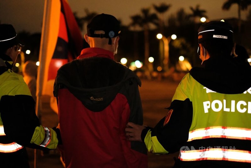 圖伯特（西藏）抗暴日67週年燭光晚會10日晚在自由廣場舉行，現場有民眾丟擲煙霧彈，已被警方帶回調查。中央社記者廖文綺攝　115年3月10日