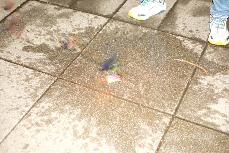 圖伯特（西藏）抗暴日67週年燭光晚會10日晚在自由廣場舉行，現場有民眾丟擲煙霧彈，立即被澆水撲滅。中央社記者廖文綺攝　115年3月10日