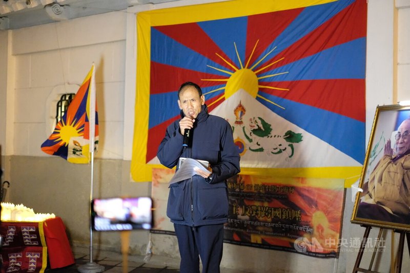 今年是310西藏抗暴日67週年，在台藏人福利協會、西藏青年會台灣分會等團體10日晚間在自由廣場舉辦燭光晚會。達賴喇嘛西藏宗教基金會董事長格桑堅參代讀藏人行政中央於圖伯特自由抗暴67週年紀念集會上的講話。中央社記者廖文綺攝　115年3月10日