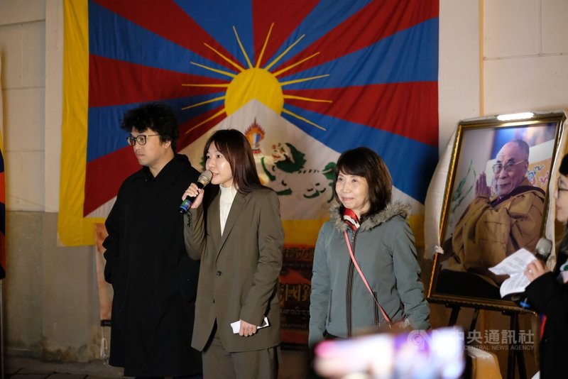 在台藏人福利協會、西藏青年會台灣分會等團體10日晚間在自由廣場舉辦燭光晚會。台灣國會西藏連線會長、民進黨立委吳沛憶（中）；台灣國會西藏連線成員民眾黨立委陳昭姿（右）、民進黨立委沈伯洋（左）也出席活動並發表演說。中央社記者廖文綺攝　115年3月10日