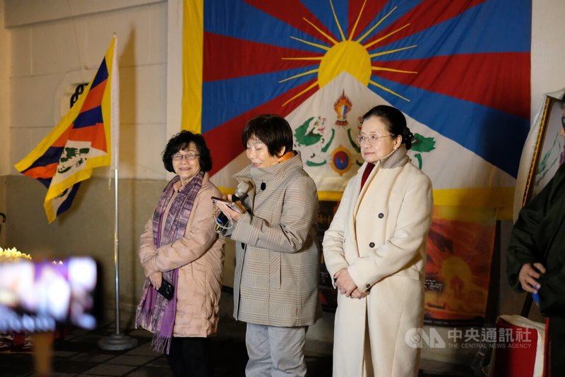 在台藏人福利協會、西藏青年會台灣分會等團體10日晚間在自由廣場舉辦燭光晚會。國家人權委員會副主委紀惠容（中）、委員田秋堇（右）、委員王幼玲（左）亦出席今晚活動。中央社記者廖文綺攝　115年3月10日