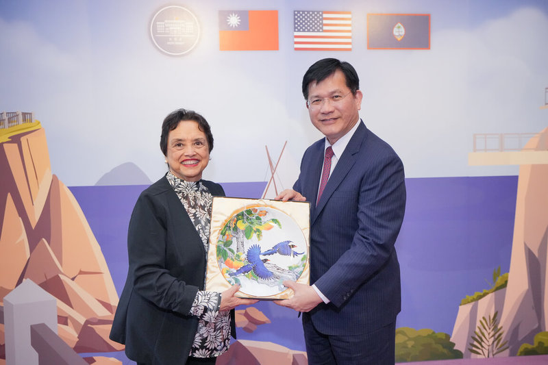 外交部長林佳龍於9日款宴美國關島總督古蕾露（Lourdes A. Leon Guerrero）訪問團，並致贈禮品。（外交部提供）中央社記者楊堯茹傳真　115年3月10日