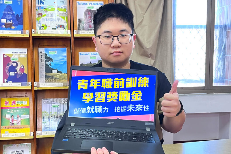 台南大學經營管理系畢業23歲青年王舶駿（圖），透過勞動部職訓資源與學習獎勵金支持，跨域參加AI人才培訓班，順利銜接職場。（勞發署雲嘉南分署提供）中央社記者楊思瑞傳真　115年3月10日