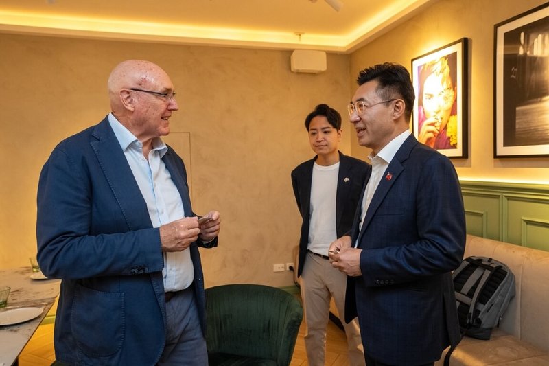 立法院副院長江啟臣（右）日前率團前往澳洲雪梨訪問，今天參訪雪梨魚市場、雪梨輕軌及澳洲萊德市政府，並與澳洲聯邦技職署署長葛洛佛（左）會晤。 （立法院提供）中央社記者王承中傳真 115年3月10日