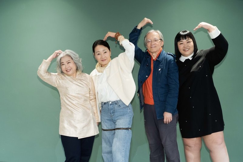 演員吳碧蓮（左起）、鮑正芳、鄧志鴻、廖慧珍10日齊聚為大愛新戲「以身相許」宣傳，劇中鮑正芳捐出大體，戲外鮑正芳對身後事也侃侃而談。（大愛提供）中央社記者洪素津傳真　115年3月10日