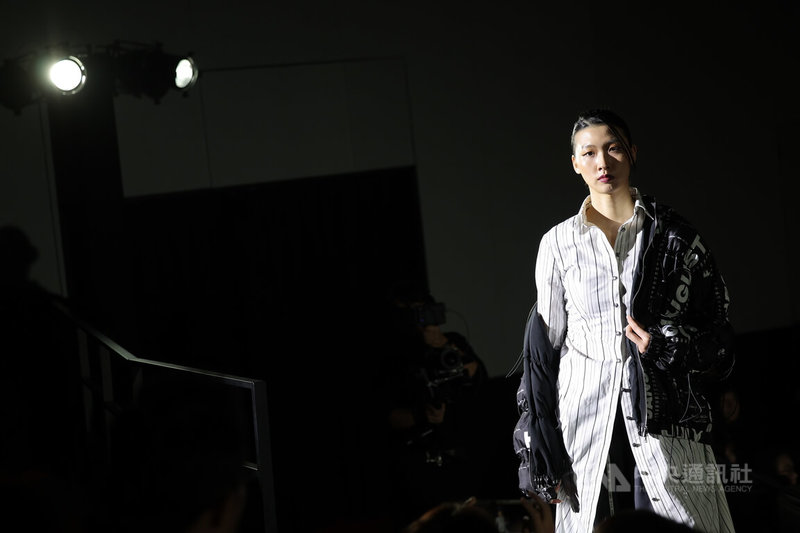 台北時裝週AW26展前記者會10日下午在台北舉行，以「首映會」為概念，由模特兒走秀展現品牌設計師的創作理念。中央社記者翁睿坤攝　115年3月10日