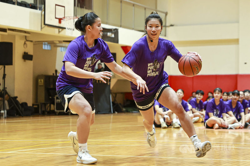 WNBA台裔球員陳紫柔（右）10日在新北市出席2026 Kaitlyn Chen Basketball Training Camp公益籃球訓練營，下場與學員進行2對2示範對抗，鼓勵台灣基層女籃選手勇敢挑戰更高舞台。中央社記者鄭清元攝　115年3月10日