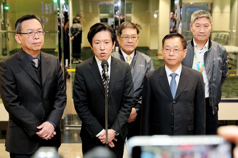 行政院秘書長張惇涵（前中）10日到桃園國際機場迎接從杜拜返台旅客，受訪時表示，戰事發生前在中東地區14旅行團共354名旅客已全數返台，將持續協助其餘滯留國人。中央社記者吳睿騏桃園機場攝　115年3月10日