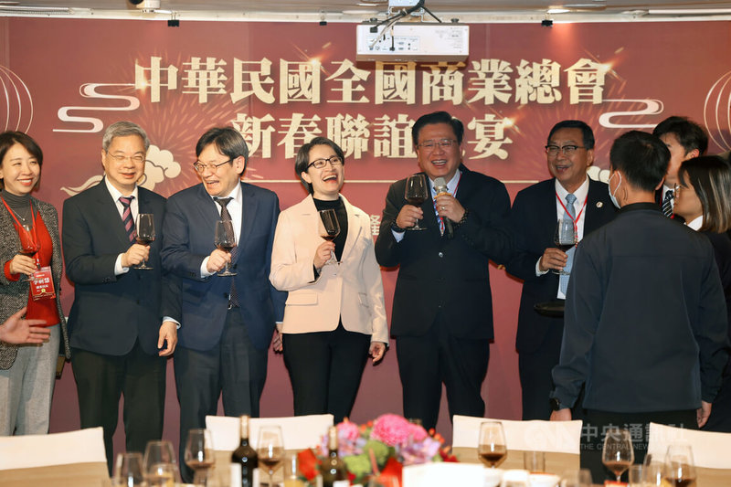 中華民國全國商業總會115年新春聯誼晚宴10日在台北晶華酒店舉行，副總統蕭美琴（左4）、經濟部長龔明鑫（左2）等應邀出席，和商總理事長許舒博（左5）開心舉杯互動。中央社記者王飛華攝　115年3月10日