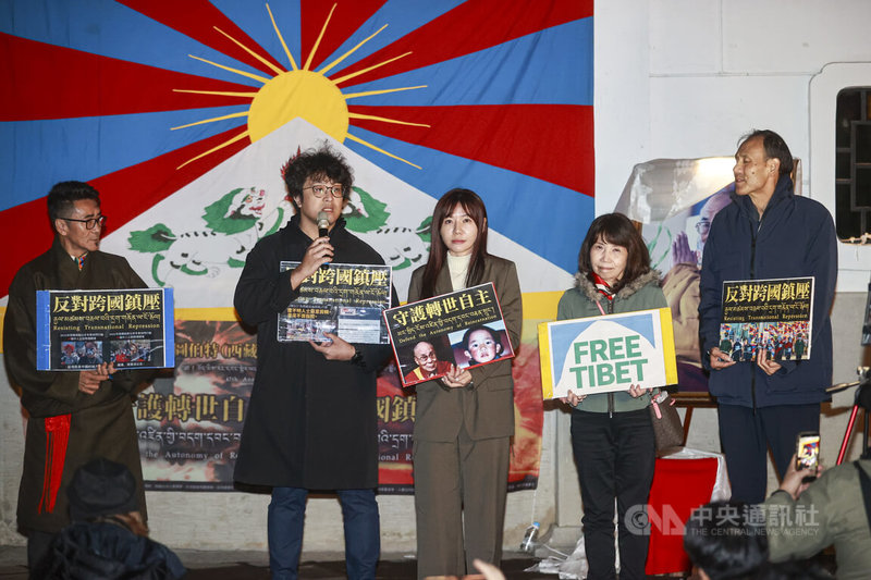 圖伯特（西藏）抗暴日67週年燭光晚會10日在台北自由廣場舉行，民進黨立委沈伯洋（左2）、吳沛憶（左3）和民眾黨立委陳昭姿（右2）等人出席聲援。中央社記者鄭清元攝　115年3月10日
