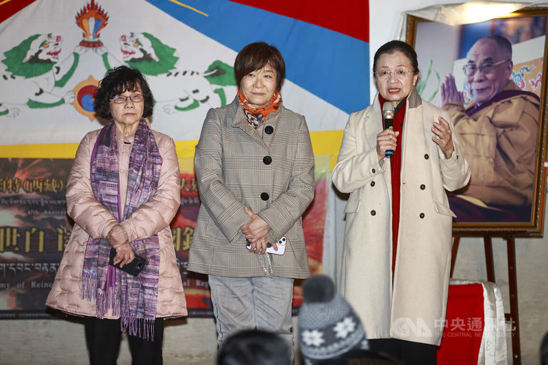 西藏台灣人權連線等民團10日晚間在台北自由廣場舉行「310圖伯特（西藏）抗暴日67週年燭光晚會」，國家人權委員會副主委紀惠容（中）、委員田秋堇（右）、王幼玲（左）等人到場聲援。中央社記者鄭清元攝　115年3月10日