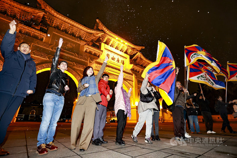 紀念西藏抗暴67週年，西藏台灣人權連線等民團10日晚間在台北自由廣場舉行燭光晚會，眾人在活動尾聲時一同撒下青稞粉進行傳統「煙供」儀式，為西藏祈願和平。中央社記者鄭清元攝　115年3月10日