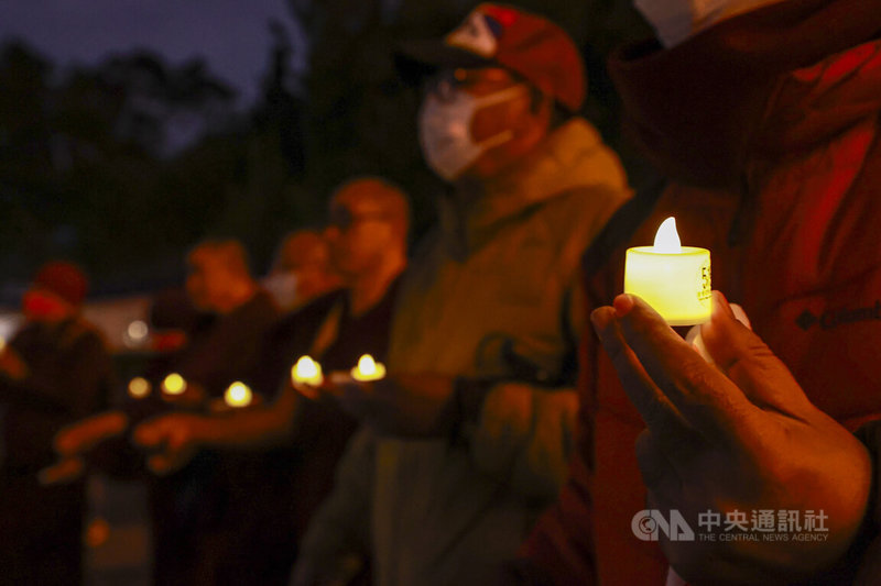 多個在台藏人團體10日晚間在台北自由廣場舉辦「310圖伯特(西藏)抗暴日67週年燭光晚會」，與會民眾手持燭光靜走繞行，以行動表達對西藏議題的關注。中央社記者鄭清元攝　115年3月10日