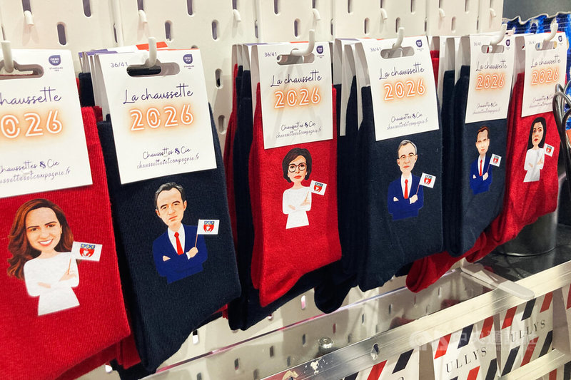 法國地方選舉15日起跑，一家襪商看準商機，趁勢推出印有巴黎市長候選人頭像的襪子，引發熱賣。圖為本屆6位主要巴黎市長人選頭像襪。中央社記者李若韻巴黎攝　115年3月10日