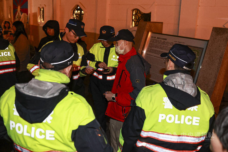 適逢310圖伯特（西藏）抗暴日67週年，在台藏人團體10日晚間在台北自由廣場舉辦燭光晚會，一名男子（紅色外套者）於活動中突然扔擲鞭炮引發關注，警方隨即上前制止並將男子帶回調查。中央社記者鄭清元攝　115年3月10日