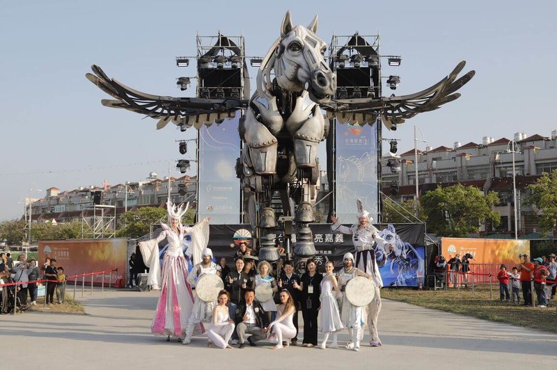 法國「飛天白馬秀」於2026台灣燈會演出，9日到14日於2026台灣燈會縣府舞台盛大展演，每晚安排3場演出。（嘉義縣政府提供）中央社記者蔡智明傳真　115年3月10日