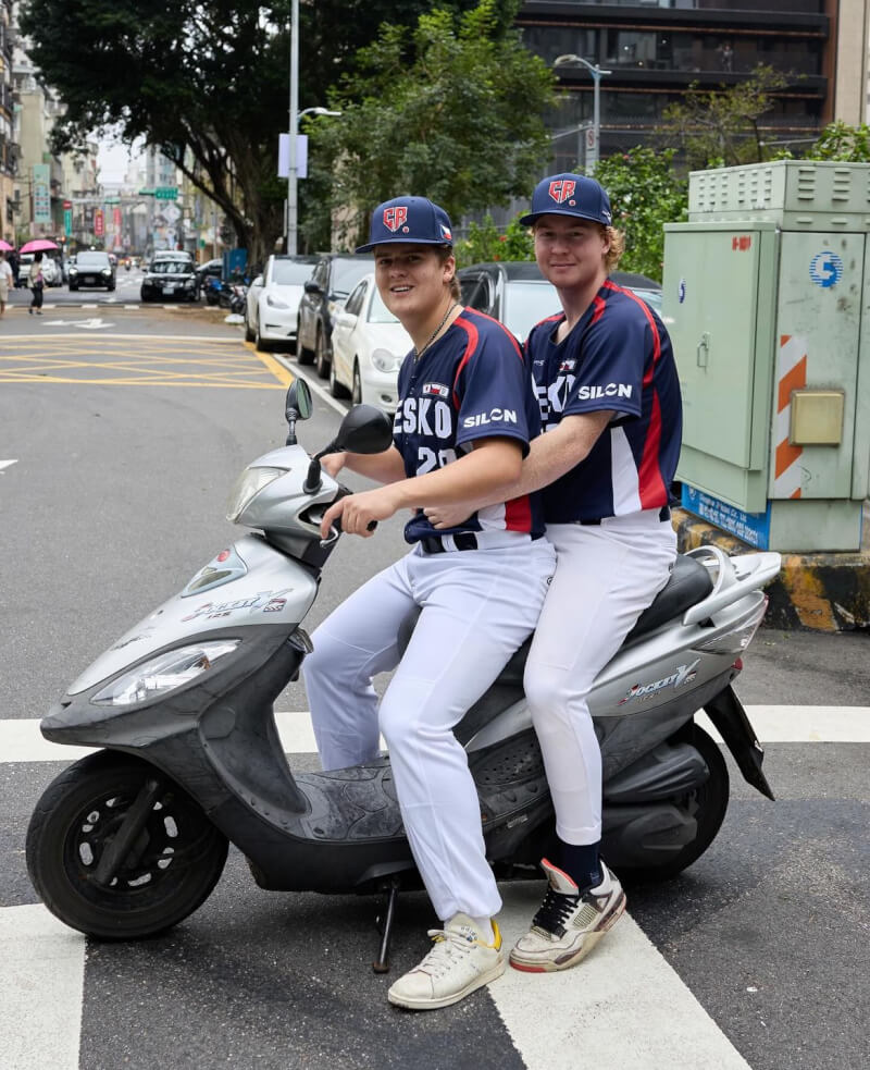 捷克隊來台與世界12強棒球賽台灣隊打交流賽，陣中球員也很融入台灣生活，投手奇切克（David Krecek）（左）、野手摩根（Ben Morgan）（右）向路邊民眾借摩托車擺拍。（捷克隊提供）
