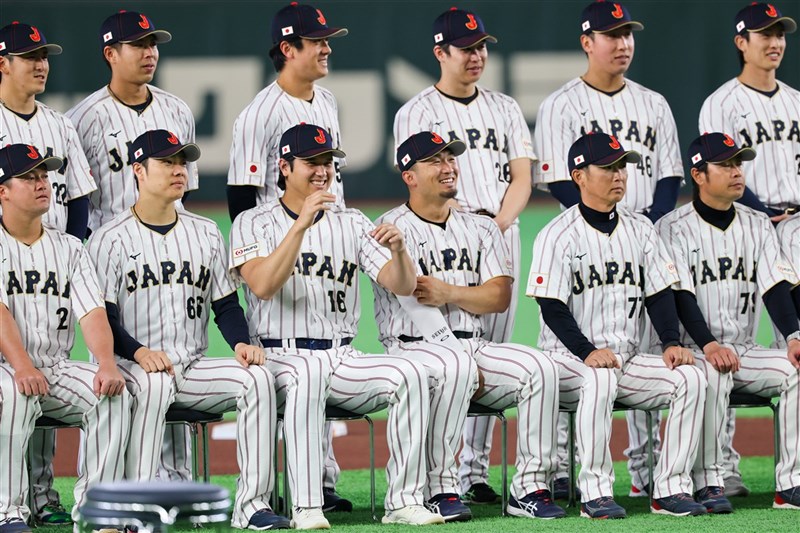 第6屆世界棒球經典賽（WBC）日本國家代表隊在東京巨蛋合影。（中央社檔案照片）