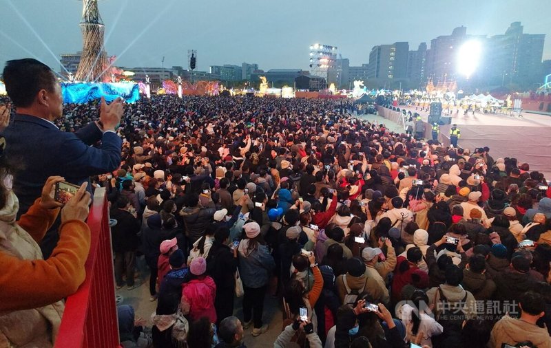 日本京都橘高校吹奏樂部121期校友樂團10日晚間現身2026台灣燈會主舞台，為台灣民眾送上精彩演出，嘉義縣長翁章梁（左鼓掌者）也在場共賞並喝采。中央社記者蔡智明攝　115年3月10日