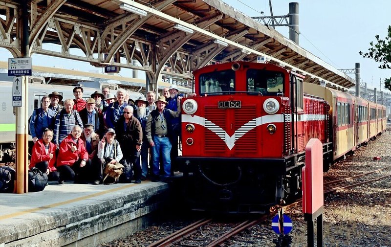 阿里山林鐵與英國威爾普蘭菲爾鐵路（Welshpool and Llanfair Light Railway）締結姐妹鐵路，英國威鐵主席Anne-Marie Wright率團自8日起抵台參訪，搭乘林鐵主線列車了解林鐵全線通車後的治理現況。（阿里山林鐵處提供）中央社記者黃國芳傳真　115年3月10日