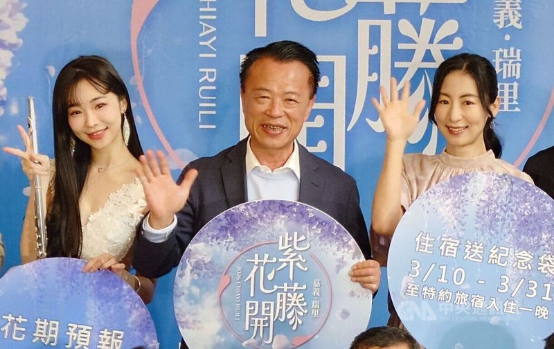 嘉義縣政府10日舉辦「2026瑞里紫藤花季」宣傳記者會，縣長翁章梁（中）與藝人大久保麻梨子（右）、網紅長笛姐姐Lily（左）同台推薦瑞里觀光。中央社記者蔡智明攝　115年3月10日
