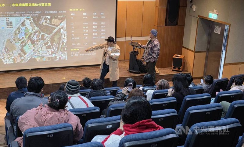澎湖國際海上花火節5月登場，澎湖縣政府10日辦理市集招商說明會，以圖表說明攤位分區定價。中央社  115年3月10日