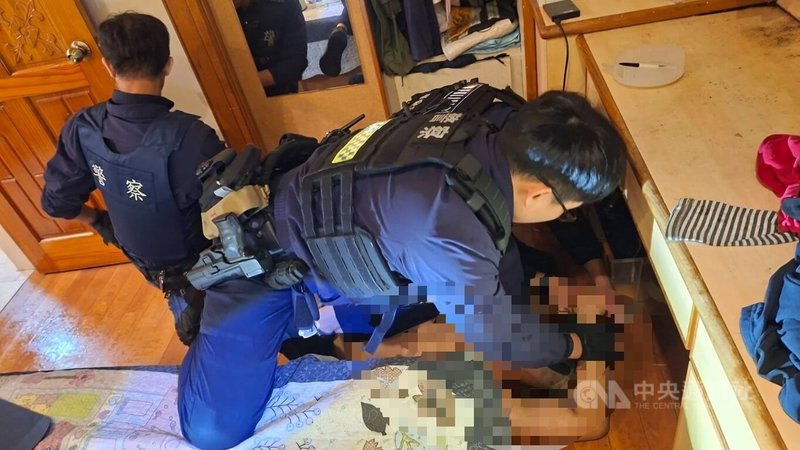 台北市士林區一處民宅10日疑發生火警且有人求救，警消緊急破門而入發現，竟是吸毒男子家暴母親並燒毀求救手機，當場依家庭暴力防治法現行犯逮捕。（翻攝照片）中央社記者黃麗芸傳真 115年3月10日