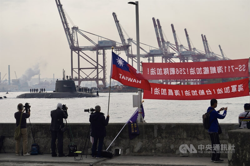 潛艦國造原型艦海鯤艦10日進行第5次潛航測試，許多軍事迷聚集在港邊搶拍，為海鯤艦加油打氣。中央社記者董俊志攝　115年3月10日