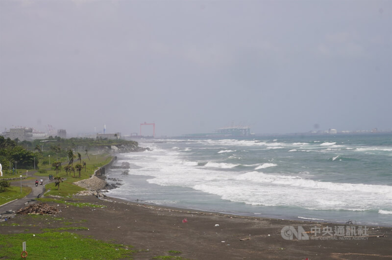 俄羅斯遠東外海2025年7月30日發生強烈地震，中央氣象署針對台灣沿海地區發布海嘯警訊。圖為高雄旗津海水浴場當天下午海浪景象。（中央社檔案照片）