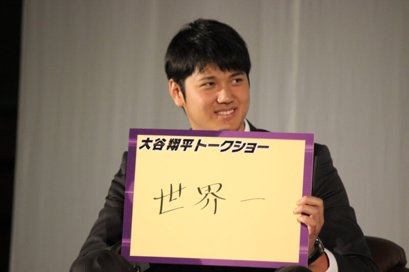 大谷翔平從花卷東高中畢業後，於2016年回校參加60週年校慶，對談時宣示要成為「世界第一」。（圖取自facebook.com/hanamakihigashi）