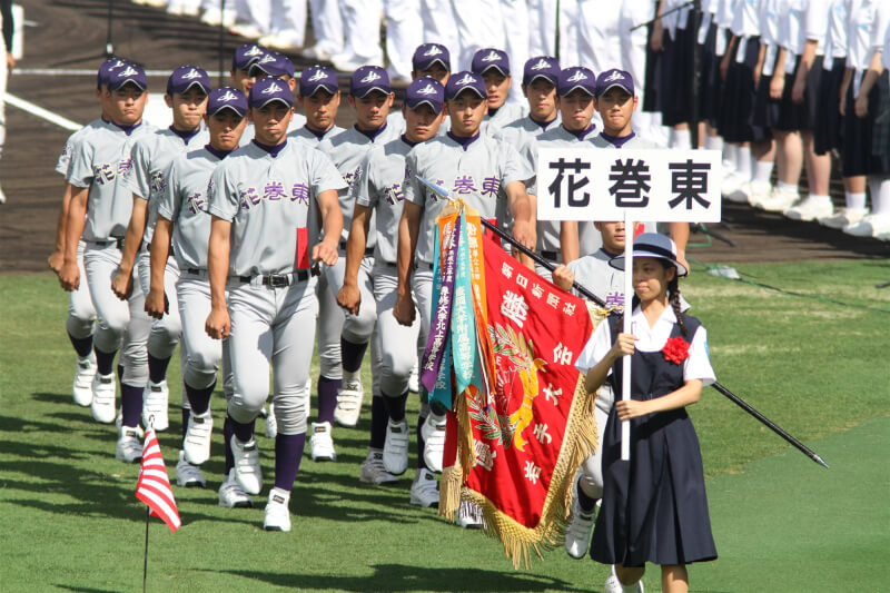 大谷翔平（隊伍前右）就讀的花卷東高中2011年參與第93屆全國高等學校棒球錦標賽。（圖取自flickr；作者Kentaro IEMOTO，CC BY-ND 2.0）