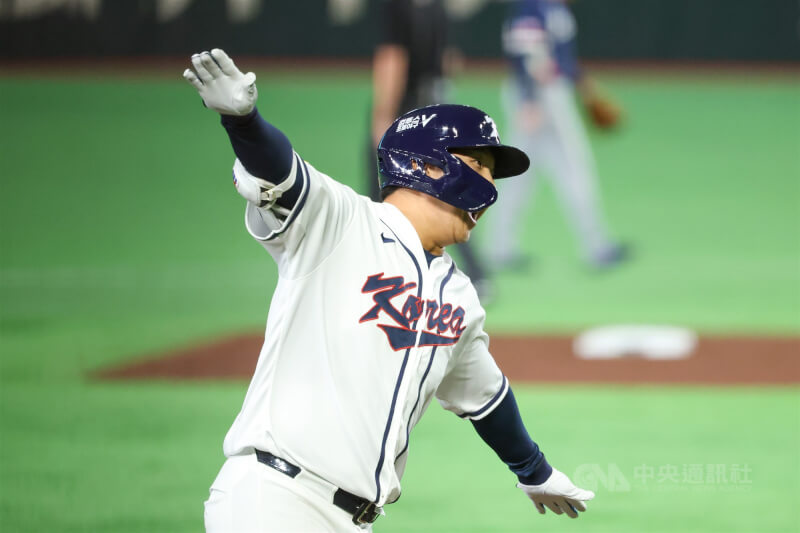 世界棒球經典賽（WBC）C組預賽9日韓國以7比2擊敗澳洲，部分台灣球迷因晉級希望落空，湧入韓國球員文保景的社群媒體帳號留言批評。圖為5日韓國隊與捷克交手，文保景比出手勢歡慶得分。（中央社檔案照片）