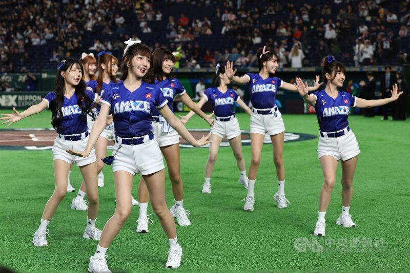經典賽台灣隊7日在日本東京巨蛋與捷克隊交手，賽前台灣隊啦啦隊CT AMAZE在場邊熱舞演出。中央社記者王騰毅東京攝 115年3月7日