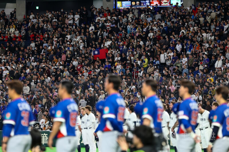 經典賽台灣隊7日在日本東京巨蛋與捷克隊交手，賽前儀式台灣隊球迷展開中華民國國旗，為球員加油。中央社記者王騰毅東京攝 115年3月7日