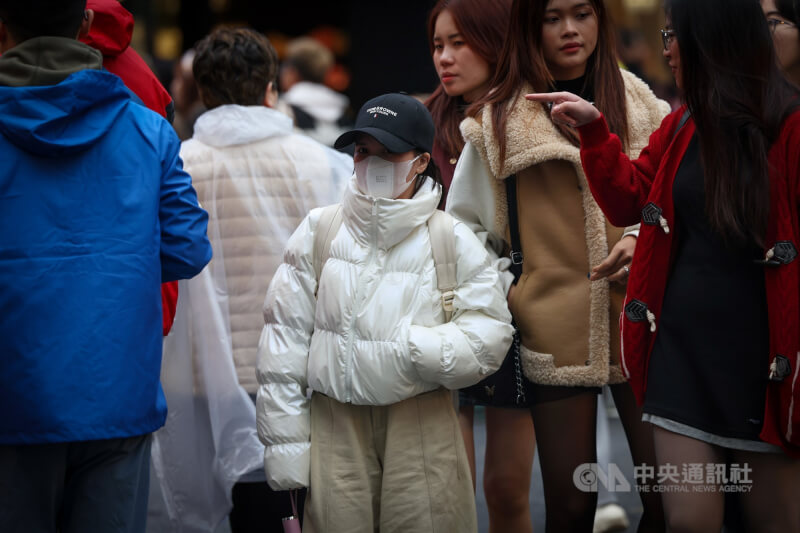 冷氣團報到，10日北台灣整天偏冷。圖為西門商圈民眾穿上羽絨外套禦寒。（中央社檔案照片）