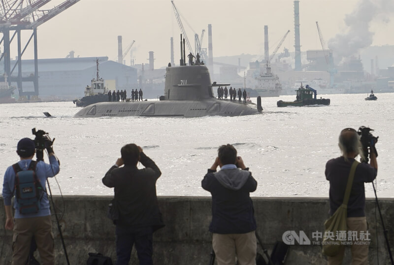 潛艦國造原型艦海鯤艦10日進行第5次潛航測試，上午8時許駛出高雄港區，許多軍事迷聚集在港邊搶拍。中央社記者董俊志攝　115年3月10日