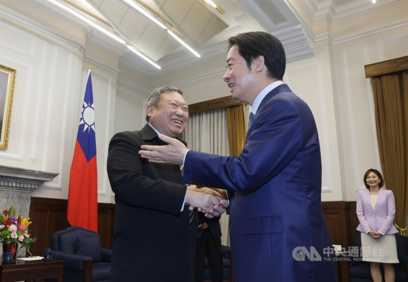 總統賴清德（前右）10日在總統府，頒授中華奧林匹克委員會榮譽主席林鴻道（左）「一等卿雲勳章」，會前與林鴻道握手致意。中央社記者裴禛攝 115年3月10日