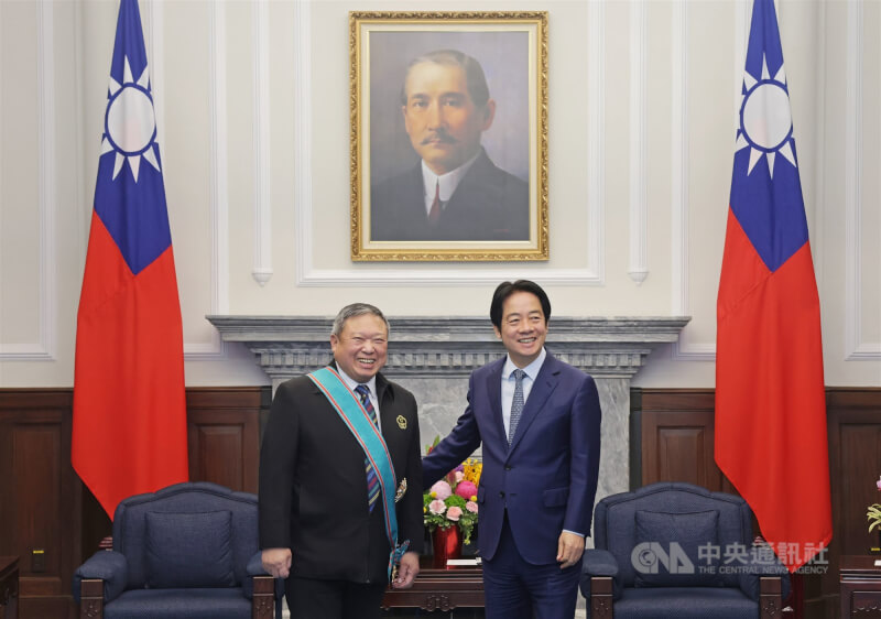 總統賴清德（右）10日在總統府，頒授中華奧林匹克委員會榮譽主席林鴻道（左）「一等卿雲勳章」，表彰林鴻道為台灣體育發展的貢獻。中央社記者裴禛攝 115年3月10日