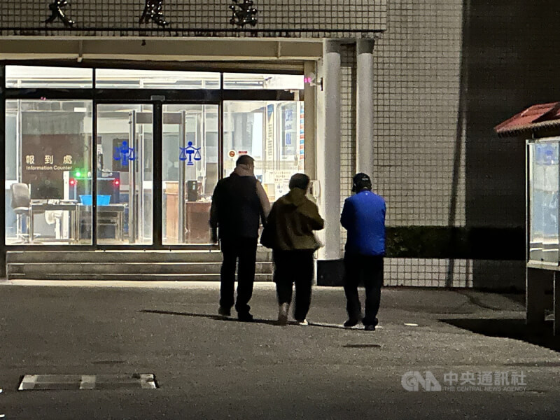 花蓮馬太鞍溪堰塞湖洪災案,光復鄉長林清水被依涉犯公務員廢弛職務釀災、過失致死等罪嫌提起公訴,花蓮地方法院9日晚間裁定以新台幣100萬元交保,並須戴電子腳鐐監控,親友立即籌錢在法庭外等待。中央社記者李先鳳攝 115年3月9日