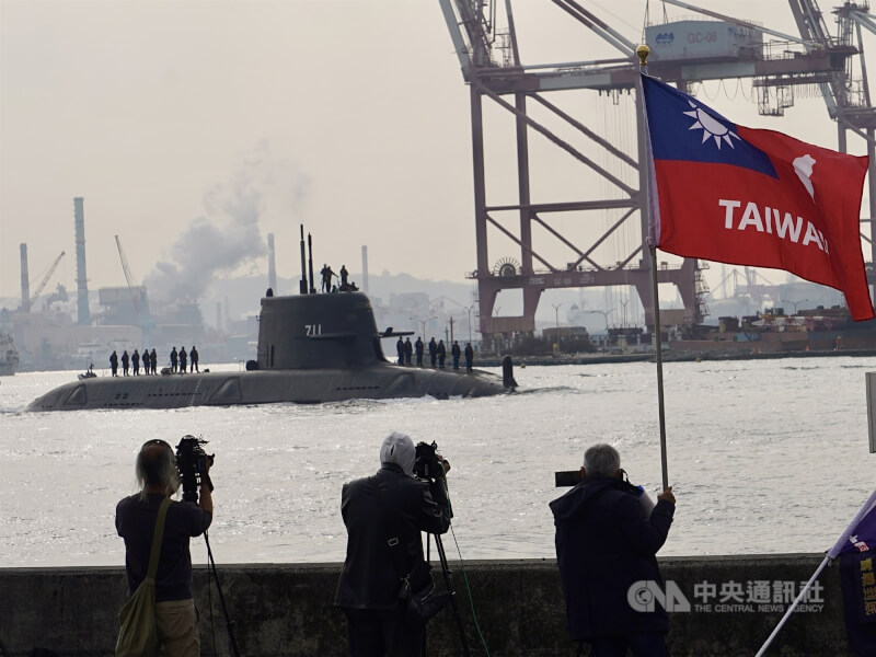 潛艦國造原型艦海鯤艦10日進行第5次潛航測試，有民眾在高雄港邊揮舞印有TAIWAN字樣的旗幟，高喊加油。中央社記者董俊志攝　115年3月10日