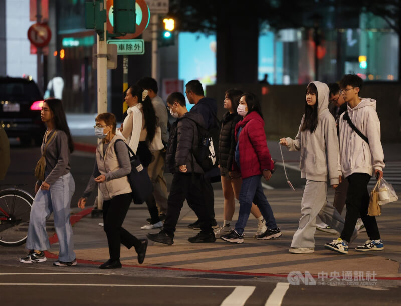 圖為台北市松山區街頭民眾。（中央社檔案照片）