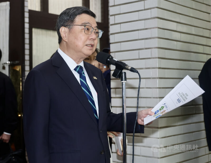 中東戰事未歇,導致國際油價推升。行政院長卓榮泰10日在立法院受訪表示,針對汽柴油部分,除了已有的雙緩漲機制外,再啟動緊急緩漲機制,同時並行,盼降低民眾負擔,也會強化跨部會對於民生商品價格的監測機制,隨時做機動的調整。中央社記者張皓安攝 115年3月10日