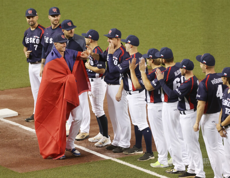 2024年11月世界12強棒球賽台灣隊在台北大巨蛋與捷克國家隊進行交流賽，賽前捷克球員赫魯普（Marek Chlup）（前左）特別身披中華民國國旗上場。（中央社檔案照片）