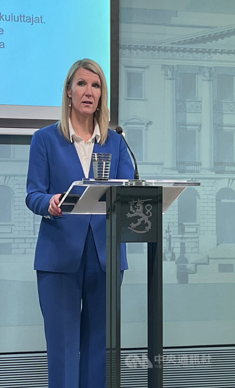 對於Temu、Shein等中國電商平台近年大舉滲透芬蘭市場，芬蘭政府9日提交跨部會調查報告，內政部長蘭塔寧（Mari Rantanen）說明中國包裹對策。中央社記者巫祈麟赫爾辛基攝 115年3月10日