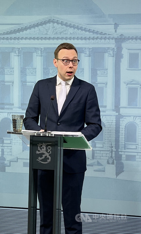 對於Temu、Shein等中國電商平台近年大舉滲透芬蘭市場，芬蘭政府9日提交跨部會調查報告，勞工部長馬蒂南（Matias Marttinen）說明報告細節。中央社記者巫祈麟赫爾辛基攝 115年3月10日