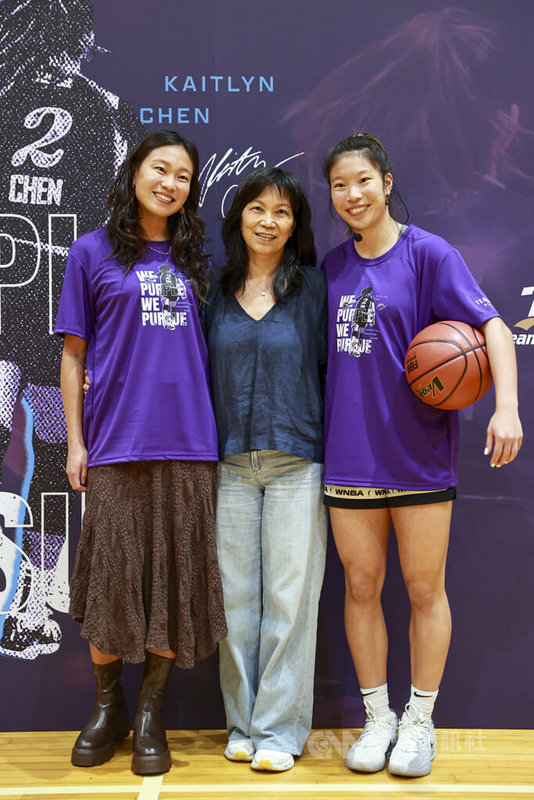 台裔籃球好手、WNBA球員陳紫柔（右）指導台灣基層女籃選手，場邊也開心與媽媽Sandy（中）、姐姐Rebecca（左）一同合影。中央社記者鄭清元攝　115年3月10日