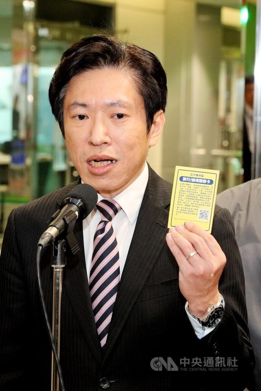 行政院秘書長張惇涵（圖）10日表示，外交部已把杜拜周邊地區列為橙色警戒，呼籲民眾沒有必要避免前往，若需前往也盼主動到外交部網站登錄，外交部準備了旅行或過境中東地區關懷卡，請赴中東地區或轉機國人掃描登入聯絡方式，讓外交部能主動聯絡、提供協助。中央社記者吳睿騏桃園機場攝　115年3月10日