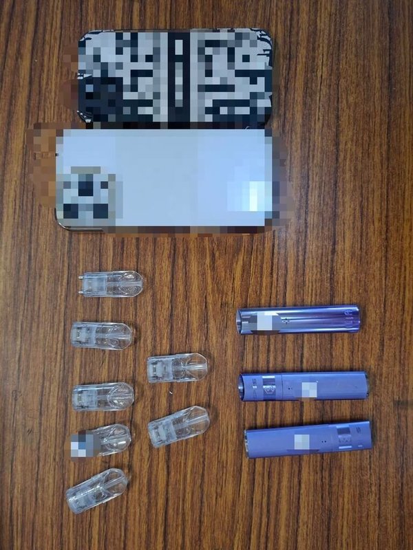 高雄市鼓山區一間旅館10日有房客身體不適，警方到場發現張姓女子倒臥浴室，無生命跡象。現場查扣疑含依托咪酯電子煙彈毒品，逮捕林姓男友，依毒品等罪送辦，並報檢方相驗。（高雄鼓山警分局提供）中央社記者洪學廣傳真　115年3月10日