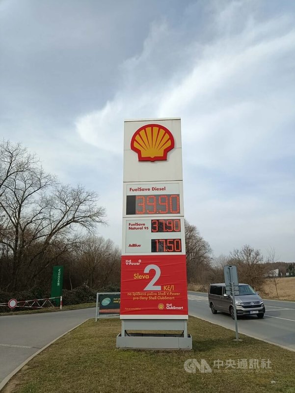 中東軍事衝突導致捷克國內汽油與柴油價格上漲，分析師預估，加油站的燃料價格很快將突破每公升40克朗。中央社記者劉郁葶布拉格攝　115年3月10日
